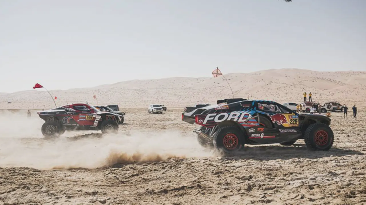 Dakar-rali sivatagi versenyautója a szaúdi dűnék között